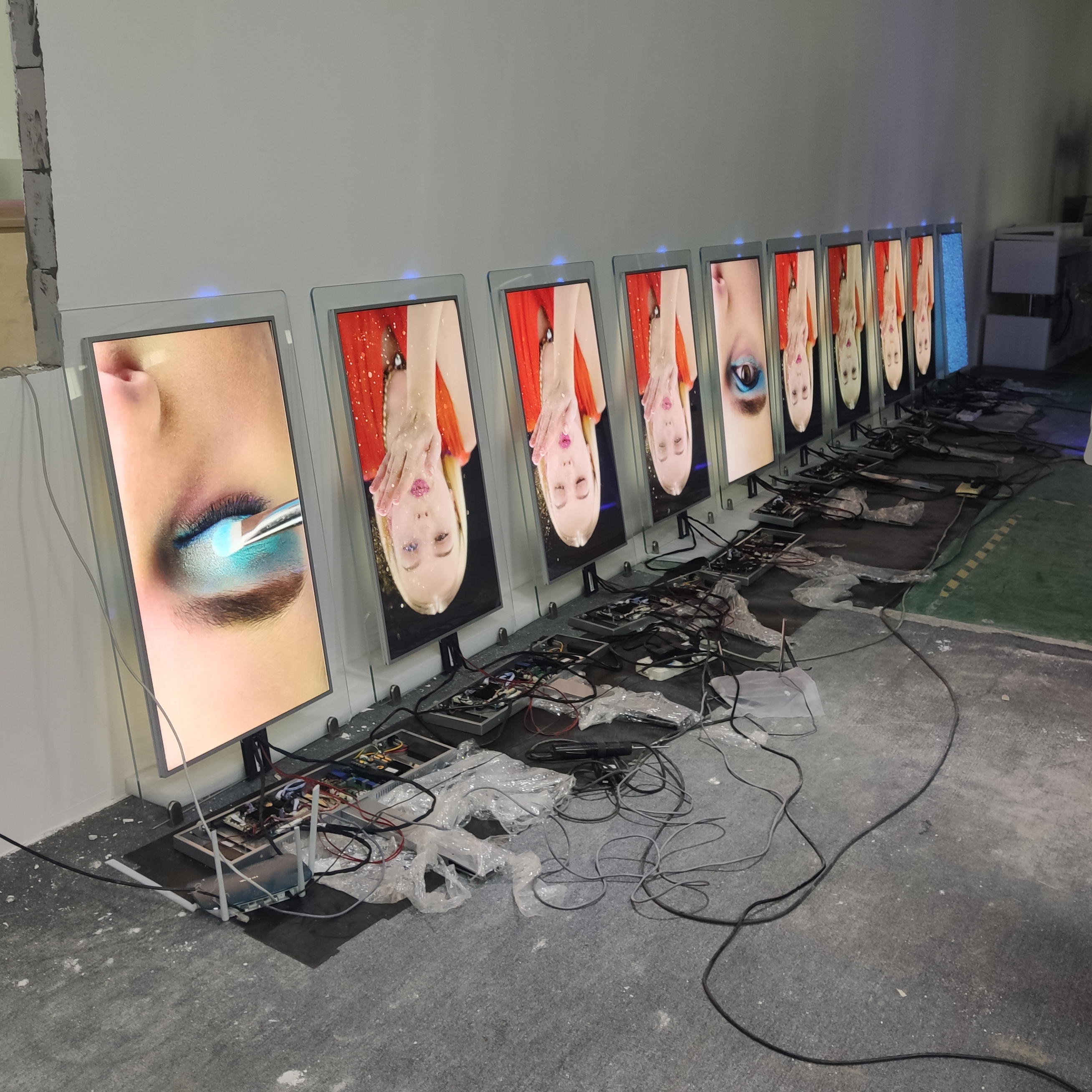 Signalisation vidéo LCD en verre de portrait super mince à double face